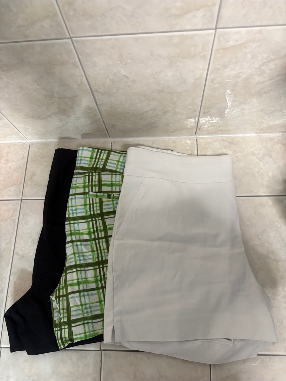 NY&CO 3pc bundle Women's Shorts White, Green Plaid, Black all XL 4” inseam